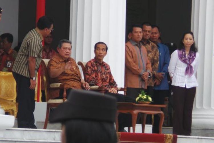 SBY dan Jokowi saat geladi bersih di Istana Merdeka, Minggu (19/10/2014)