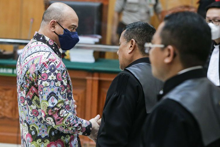 Terdakwa kasus peredaran narkotika jenis sabu Irjen Teddy Minahasa usai menjalani sidang tuntutan di Pengadilan Negeri Jakarta Barat, Kamis (30/3/2023). Jaksa penuntut umum menuntut hukuman mati pada Teddy Minahasa.