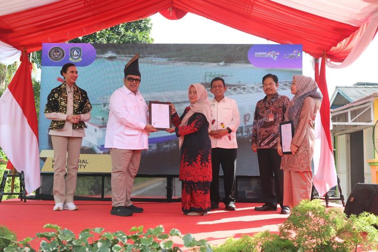 Kepala Badan Penyelenggara Jaminan Produk Halal (BPJPH) Republik Indonesia, Ahmad Haikal Hasan, menyerahkan secara simbolis sertifikat halal bagi pelaku usaha mikro dan kecil (UMK) di Pulau Penyengat, Kota Tanjungpinang, Provinsi Kepulauan Riau, Kamis (16/10/2025). Hadir pula diacara itu Menteri Pariwisata (Menpar) Widiyanti Putri Wardhana.