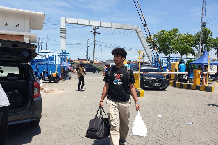 Daniel Parulian (21) sedang bersiap-siap untuk naik kapal KM Kelud di Pelabuhan Bandar Deli, Kota Medan pada Selasa (1/4/2025). 