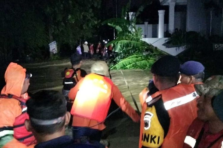 Banjir bandang terjadi di Perumahan Dinar Indah Meteseh Semarang. Jumat (6/1/2023)