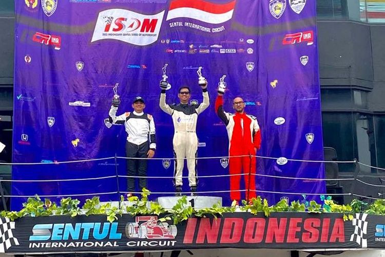 Dypo Fitramadhan (kiri) naik podium pada seri pamungkas ISSOM 2022 di Sirkuit Internasional Sentul, Bogor, Jawa Barat, Minggu (6/11/2022).
