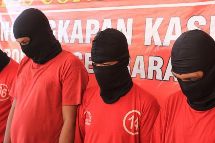 Empat tersangka kasus penyuludupan manusia dihadirkan saat rilis kasus di Mapolres Aceh Barat, Aceh, Selasa (02/04).