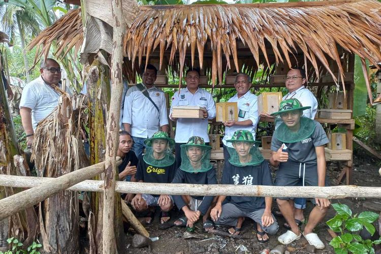 Balai Taman Nasional Bogani Nani Wartabone saat memberikan dukungan hibah peralatan madu trigona kepada kelompok tani madu Pohalaa Desa Sogitia.