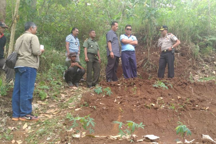 Polisi saat olah tempat kejadian perkara, Selasa (8/8/2017)