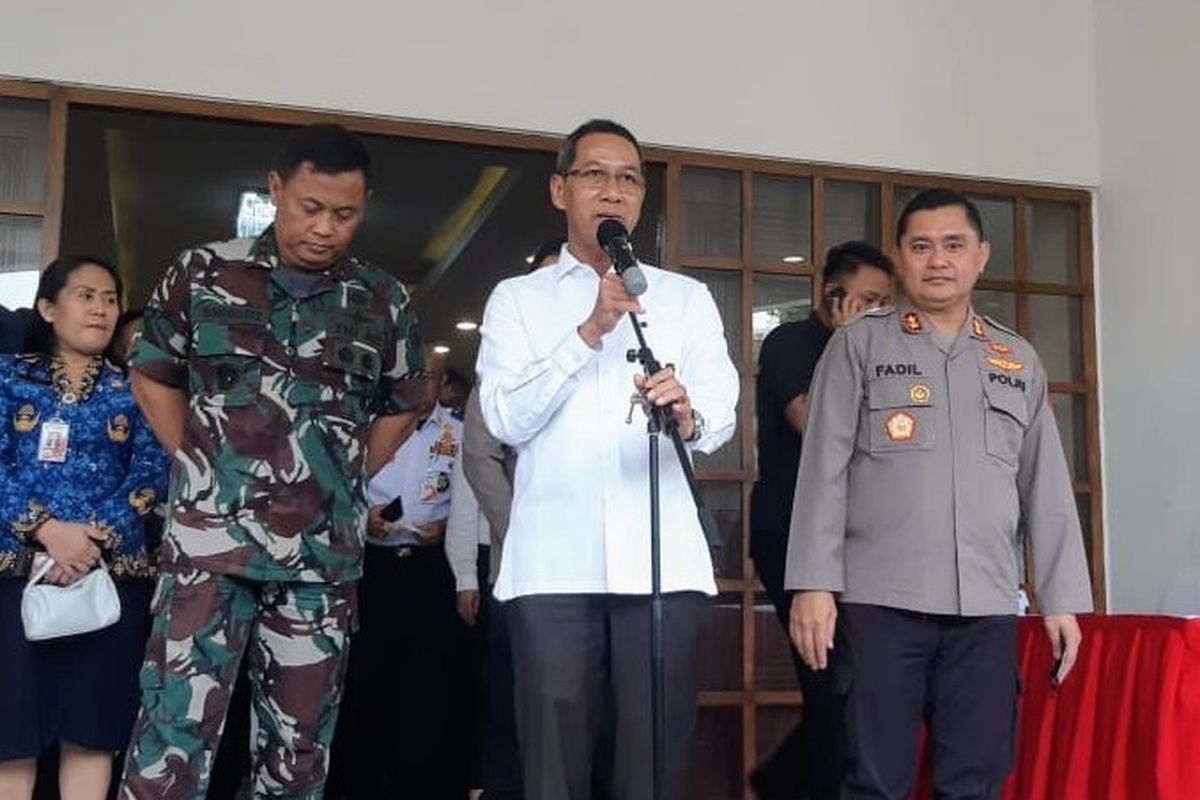 (kiri ke kanan) Panglima Kodam Jaya Mayjen Untung Budiharto bersama Pj Gubernur DKI Jakarta Heru Budi Hartono dan Kapolda Metro Jaya Irjen Fadil Imran usai Rapat Koordinasi di Mapolda Metro Jaya, Senin (19/12/2022). 