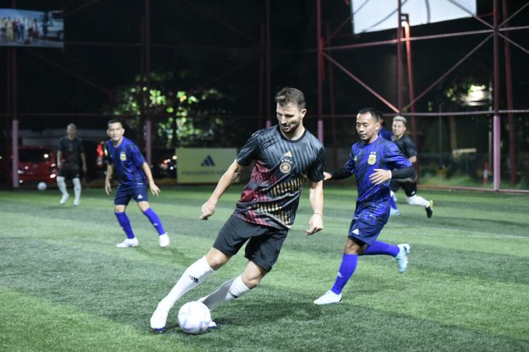 Marco Motta saat bertanding melawan tim gabungan jurnalis dalam acara Adidas Football Festival yang digelar di Triboon Mini Soccer, Jakarta Selatan, pada 20-27 November 2022. Acara tersebut diselenggarakan untuk menyambut Piala Dunia 2022 Qatar.