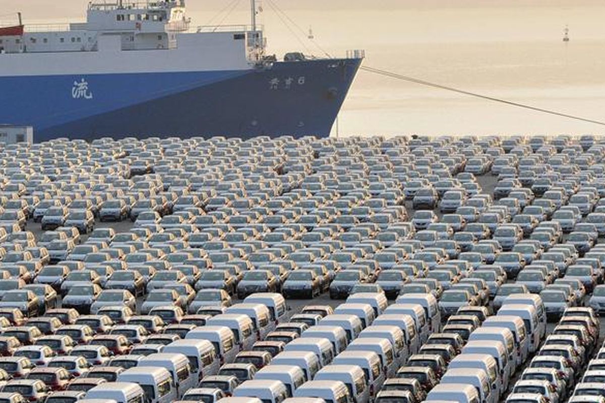 Mobil buatan China menunggu untuk di ekspor di pelabuihan Dalian, China