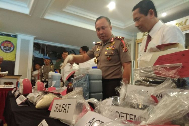 Kapolda Jabar Irjen Pol Agung Budi Maryoto memperlihatkan barang bukti yang menyebabkan ketiga perusahaan di Kabupaten Bandung ditutup sementara lantaran tidak memiliki IPAL dan membuang limbah B3 ke Sungai Citarum. Rilis tangkapan ini digelar di Mapolda Jabar, Bandung, Senin (22/1/2018).