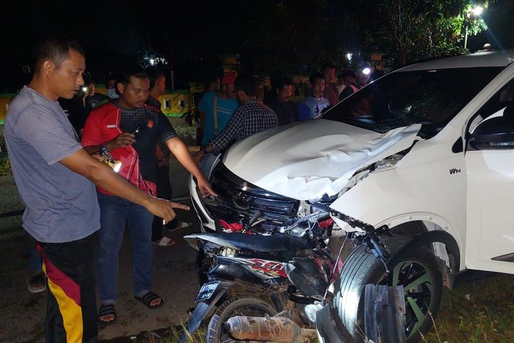 Pengendara sepeda motor tewas usai menabrak Toyota Rush di Tempilang, Bangka Barat, Kepulauan Bangka Belitung, Minggu malam (11/2/2024).