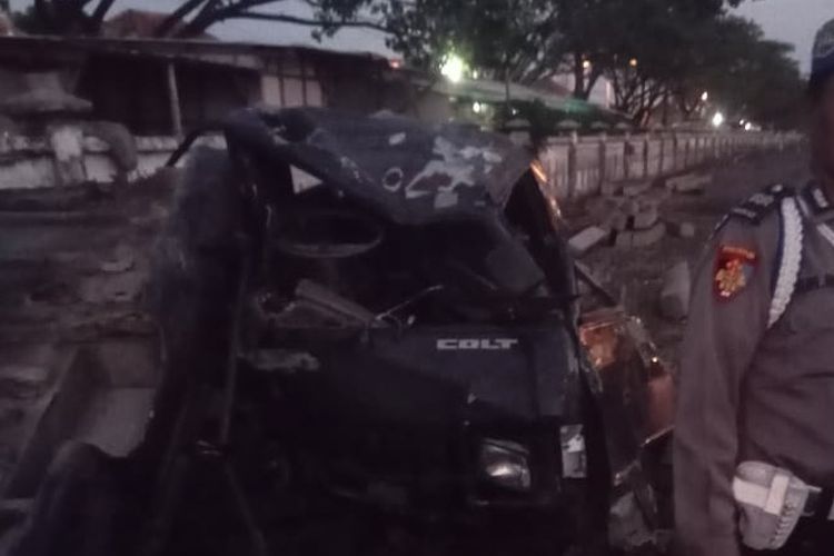 Kondisi mobil pikap setelah tertabrak KA 2510 Banteng Cargo di perlintasan tanpa palang pintu KM 171+500, Desa/Kecamatan Pucuk, Lamongan, Jawa Timur, Selasa (21/11/2023).