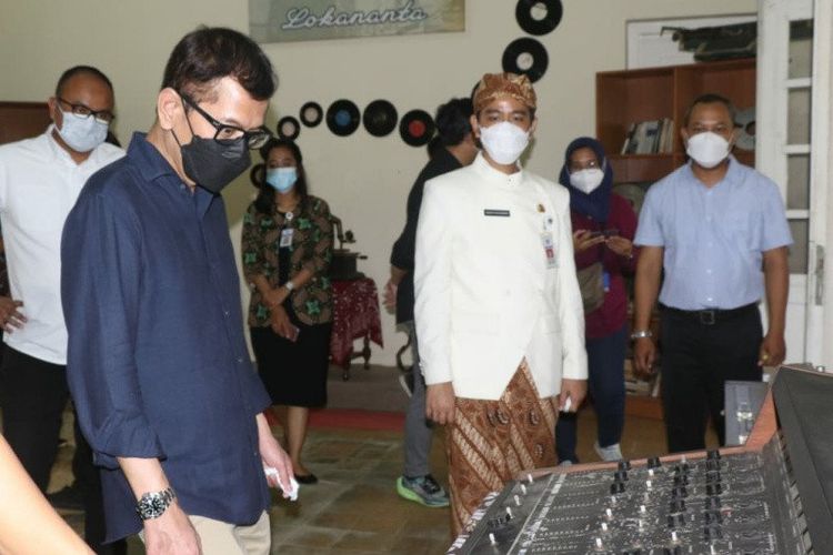 Gibran dan Wishnutama saat mengunjungi Studio Lokananta di Solo, Jawa Tengah, Kamis (4/3/2021).