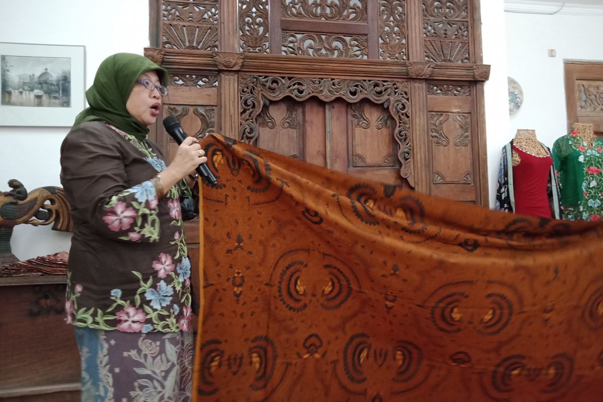 Owner Galeri Buana Alit, Dwita Herman saat menunjukkan salah satu batik, di Galeri Buana Alit, Jalan Moh. Kahfi 1, Jakarta Selatan Selasa (20/2/2018).