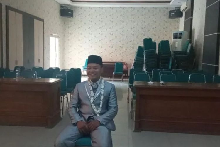 Abdulloh Mubarok saat mengikuti tes wawancara PPS dengan mengenakan busana pengantin. ANTARA/HO-Deni

