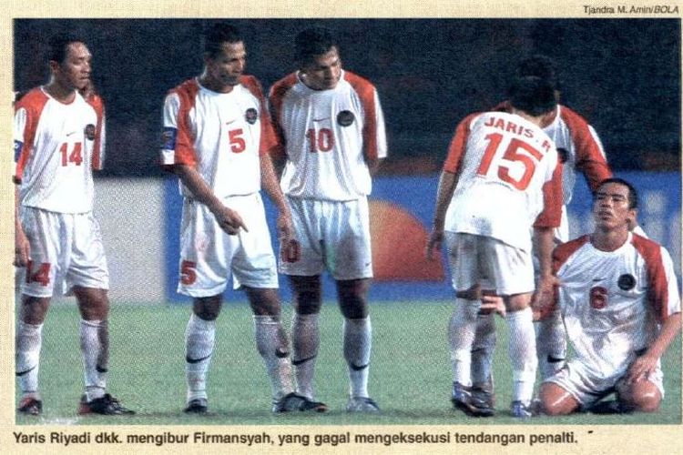 Yaris Riyadi dan para pemain timnas Indonesia menghibur FIrmansyah setelah kegagalannya mencetak gol pada ajang adu penalti di final Piala Tiger 2002 kontra Thailand di Gelora Bung Karno pada 29 Desember 2002.