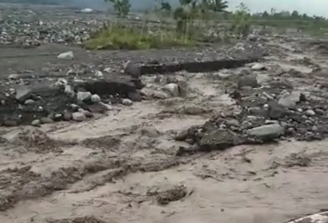 Banjir Lahar Dingin Semeru Menerjang, Warga Cium Bau Belerang yang Menyengat