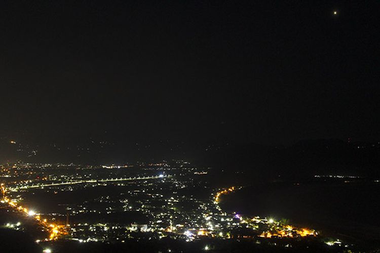 Gemerlap Lampu Kota Pacitan Dilihat dari Sentono Gentong