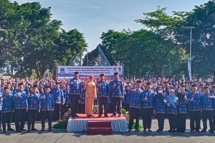 Bupati Garut berfoto bersama dengan ribuan tenaga kesehatan yang baru dilantik di alun-alun Garut, Senin (17/04/2023)