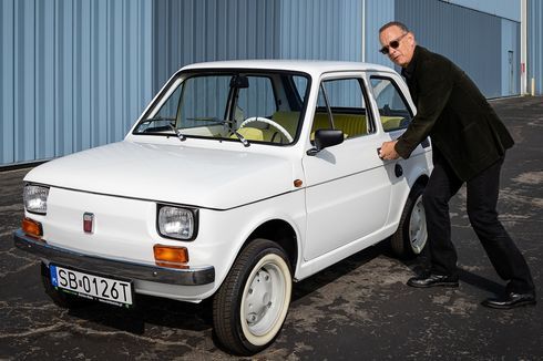 Tom Hanks Jual Mobil Klasiknya Polski Fiat 126p untuk Amal