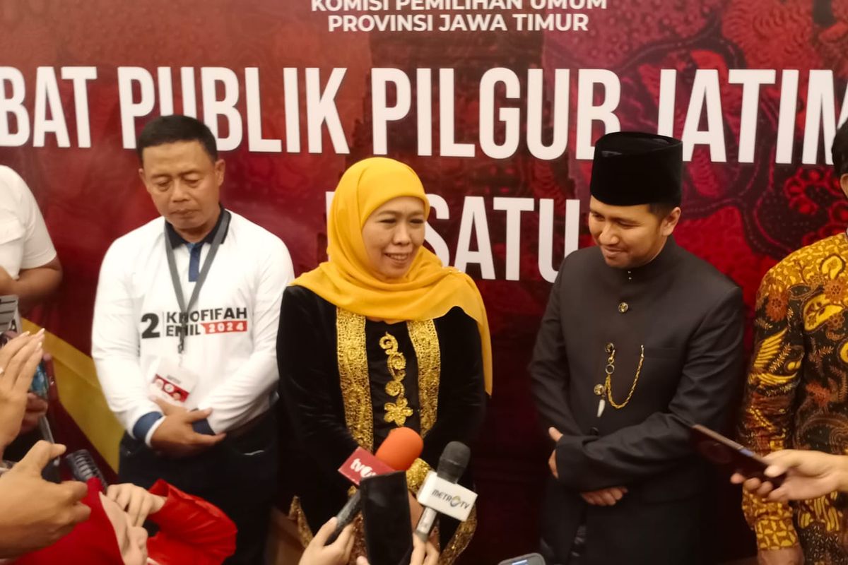 Calon gubernur dan wakil gubernur Jawa Timur nomor urut 2 Khofifah Indar Parawansa dan Emil Elestianto Dardak, saat debat Pilkada Surabaya pada Jumat (18/10/2024) malam.