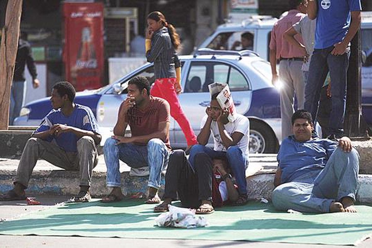 Ilustrasi: Pengunjuk rasa duduk di jalanan dalam demonstrasi di Alun-alun Martir di Suez, Mesir, Selasa (5/7/2011). 