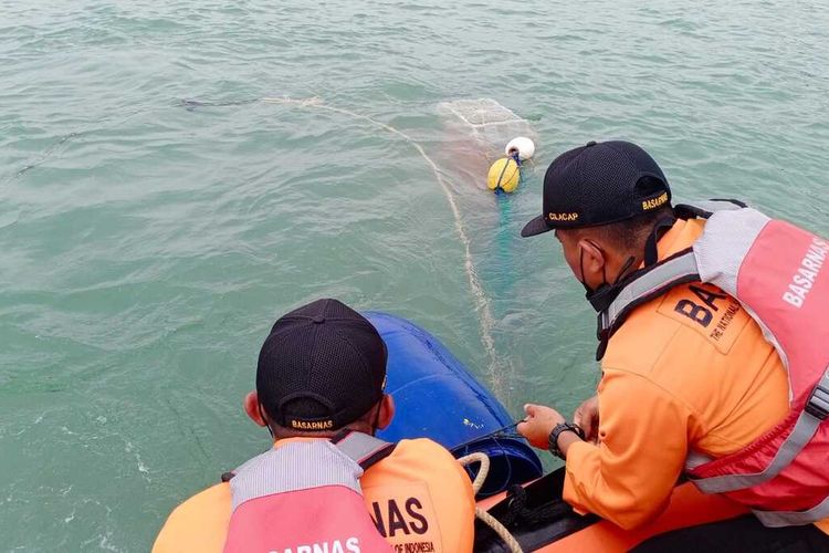 Anggota Basarnas melakukan operasi pencarian ABK yang hilang tenggelam di perairan Pantai Cemara Sewu Desa Bunton, Kecamatan Adipala, Kabupaten Cilacap, Jawa Tengah, Sabtu (15/1/2022).