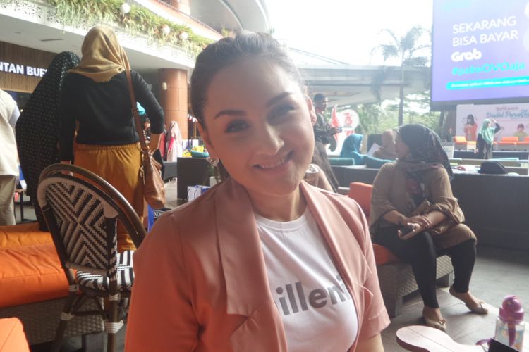 Mona Ratuliu berpose ketika meluncurkan buku Digital ParenThink di Lippo Mall Kemang, Jakarta Selatan, Kamis (16/8/2018).