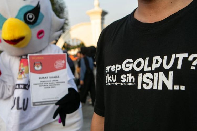 
Maskot pemilu membawa poster saat sosialisasi pemilu di kawasan Nol Kilometer Yogyakarta, Jumat (22/12/2023).