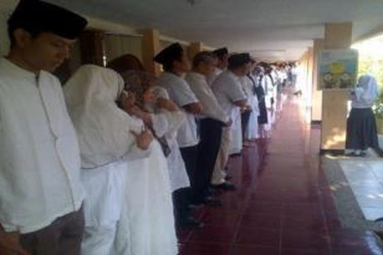 Sejumlah guru SMAN 8 Bandung menangis saat mengikuti upacara pengibaran bendera di kampus SMAN 8 Bandung, Jalan Solontongan, Kota Bandung, Senin (14/9/2015).