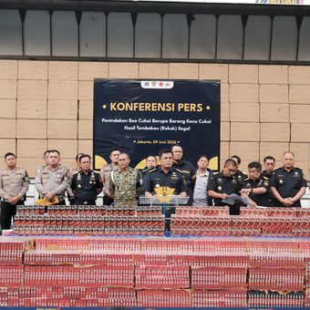 Konferensi pers penggagalan penyeludupan rokok ilegal