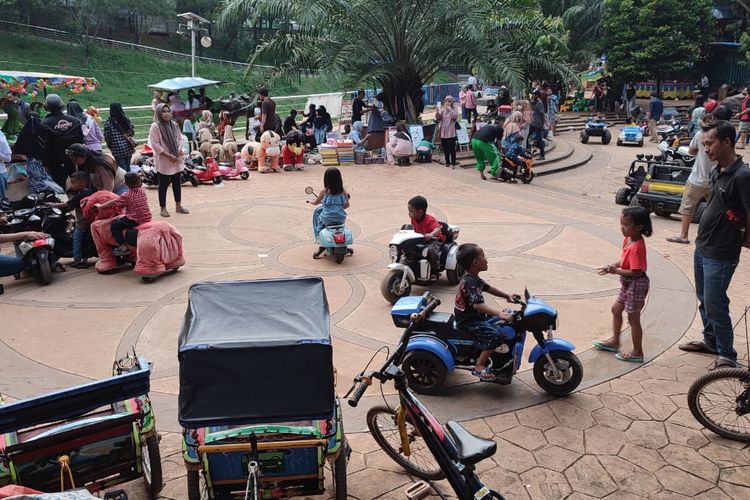 Suasana Tempat Wahana Permainan Anak di Taman Kota 2 Tangerang Selatan pada Kamis (5/5/2022). Destinasi ini kerap dijadikan salah satu tempat wisata Tangerang Selatan dan sekitarnya.