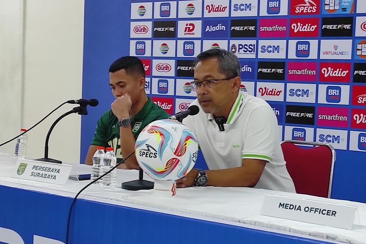 Pelatih Persebaya Surabaya, Aji Santoso, saat menghadiri sesi konferensi pers usai laga kontra Persis Solo pada pekan pertama Liga 1 2023-2024 di Stadion Manahan, Sabtu (1/7/2023). Dalam kesempatan itu, Aji memuji penampilan pemain muda Persebaya, Toni Firmansyah.