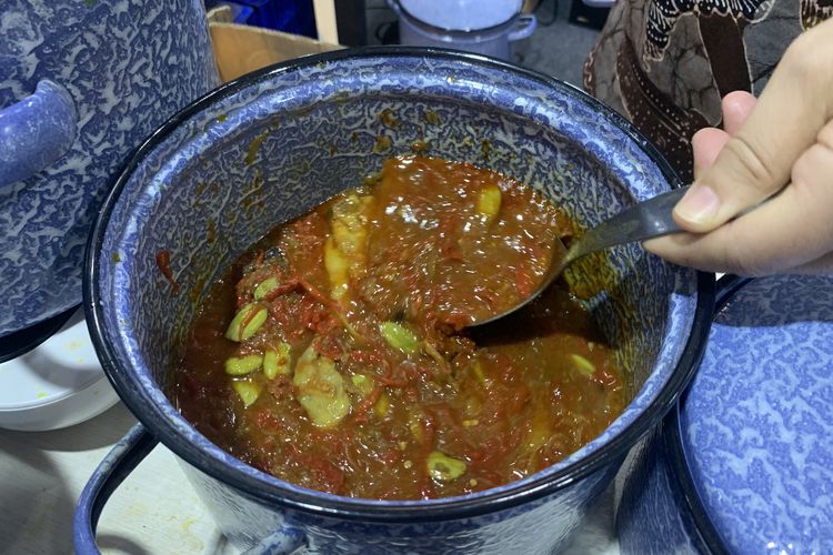 Ketupat Cap Go Meh Gloria Ny. Kartika Tjandra saat ditemui di  Halalicious Food Festival 2025, Rabu (8/10/2025).
