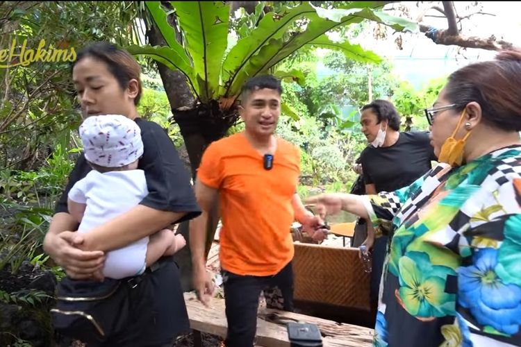 Komedian Nunung, Ramzi, dan Soimah belum lama ini berkunjung ke hutan buatan atau aviary milik Irfan Hakim. 