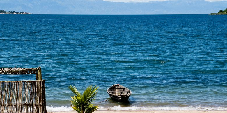 Danau Tanganyika di Tanzania, salah satu danau terdalam di dunia.