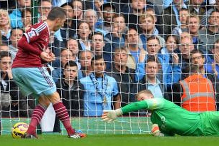 Pemain West Ham United, Morgan Amalfitano, mencetak gol ke gawang Manchester City, Sabtu (25/10/2014). 