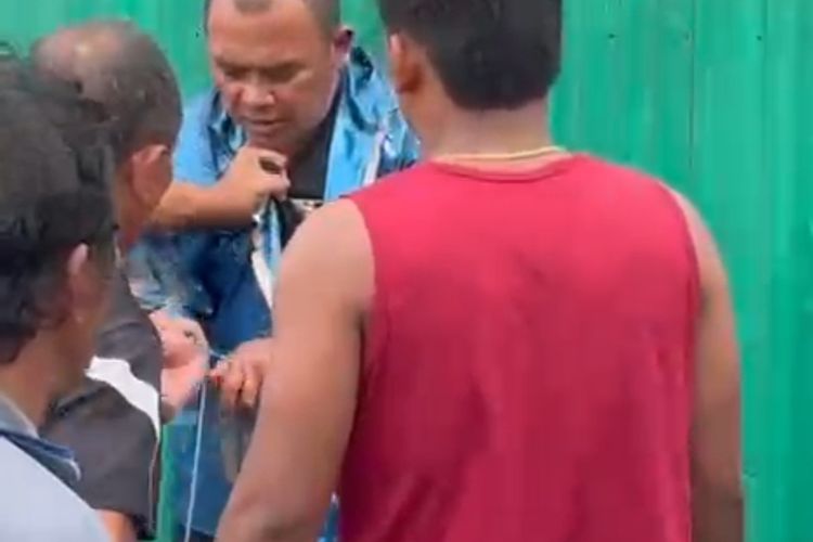Tangkapan layar video seorang polisi diamankan warga karena diduga menjambret perhiasan pedagang di Desa Pancasari, Kecamatan Sukasada, Kabupaten Buleleng, Provinsi Bali, Selasa (30/9/2025).