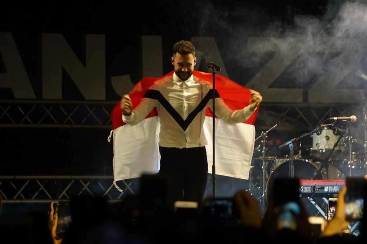 Calum Scott beraksi di panggung Prambanan Jazz hari pertama yang di gelar di Kompleks Candi Prambanan, Yogyakarta pada Jumat (5/7/2019).