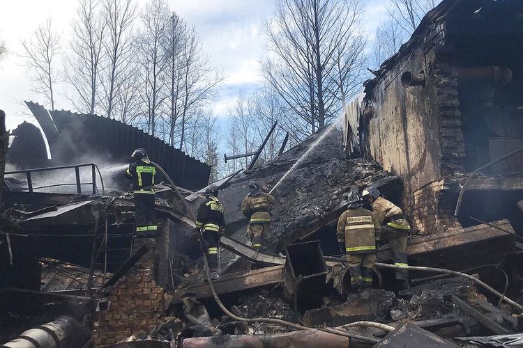 Dalam foto yang dirilis oleh Layanan Pers Kementerian Darurat Rusia ini, personel darurat bekerja di lokasi ledakan dan kebakaran di pabrik mesiu di wilayah Ryazan, sekitar 270 kilometer (sekitar 167 mil) tenggara Moskow, Rusia, Jumat, 22 Oktober 2021. 