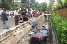 Mobil Xenia Terperosok ke Selokan di Darmawangsa, Jakarta Selatan