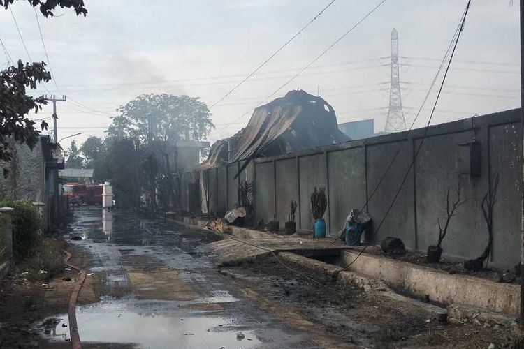 Limbah oli berceceran di jalan area pemukiman usai kebakaran pabrik pwngolahan limbah oli di Kelurahan Tunggakjati, Karawang Barat, Karawang, Jawa Barat, Jumat (24/10/2025).