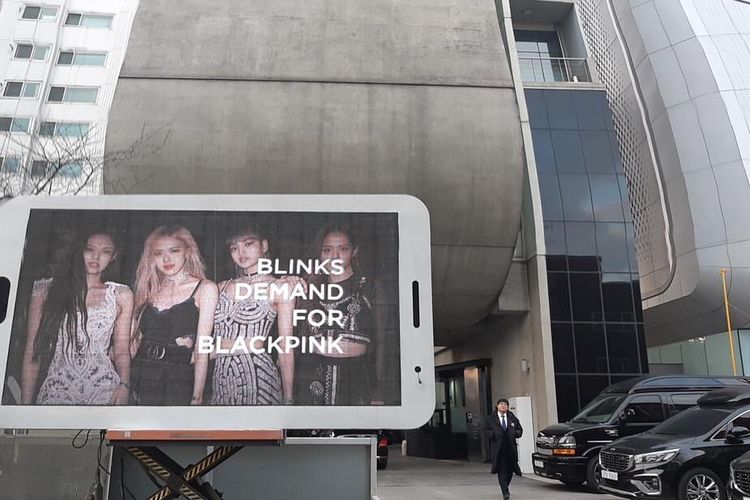 Para Blinks memasang billboard untuk menuntut YG Entertainment memberi perlakuan yang lebih baik bagi BLACKPINK.