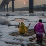 Warga India Rayakan Hari Keagamaan dengan Mandi di Sungai yang Tercemar