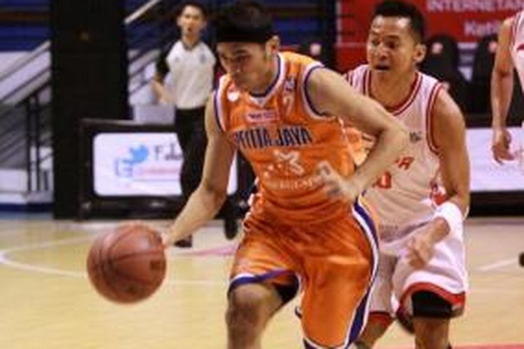 Pemain Pelita Jaya Energi-MP Jakarta, Dimas Aryo Dewanto (kiri) membawa bola saat bertanding melawan Garuda Kukar Bandung, pada lanjutan turnamen pramusim National Basketbal League (NBL), Kamis (26/9/2013).