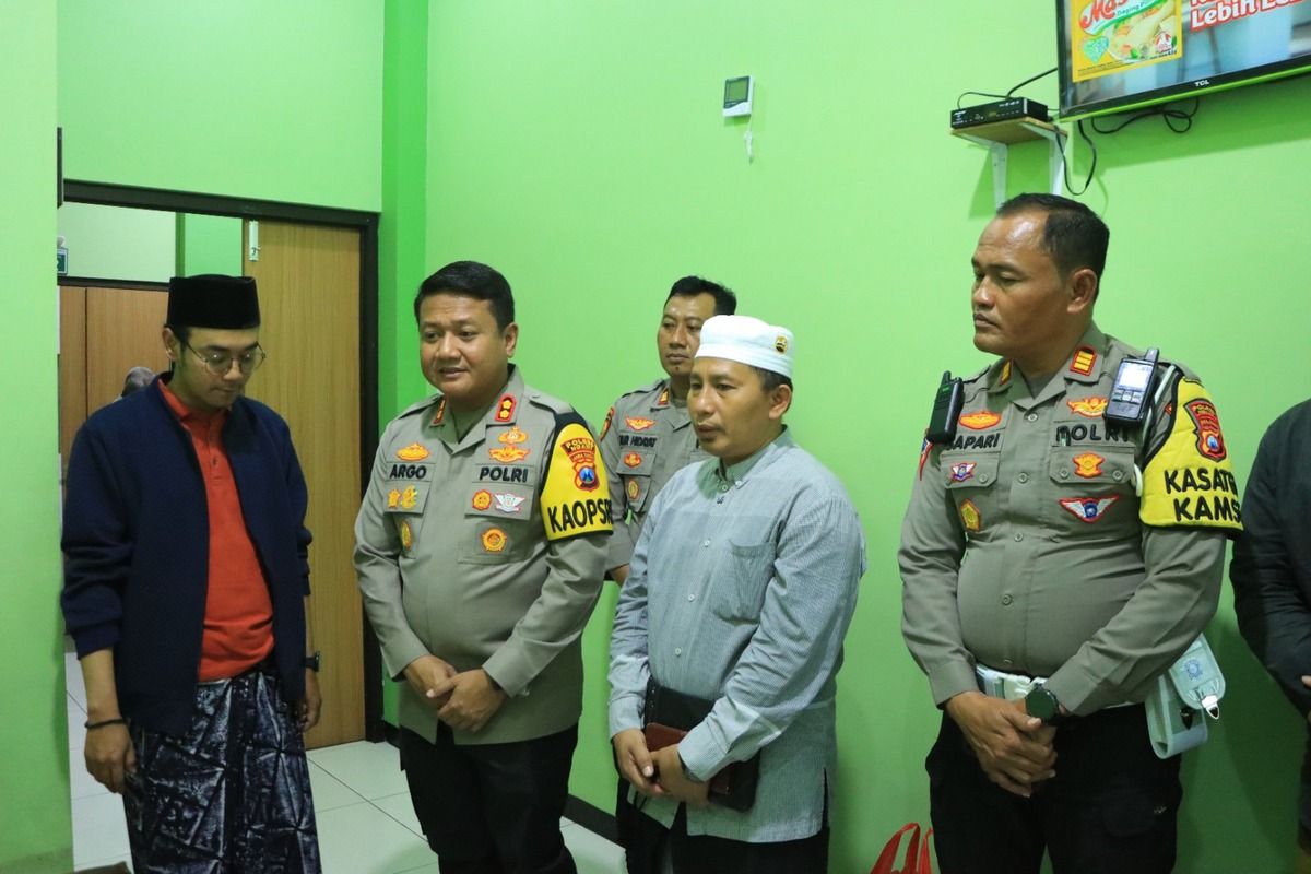 Kapolres Ngawi AKBP Argoyuwono menjenguk Ketua Lembaga Dakwah Pengurus Besar Nahdlatul Ulama (LD PBNU), KH Abdullah Syamsul Arifin, yang saat ini menjalani perawatan di RS Widodo Ngawi usai mengalami kecelakaan tunggal di Tol Ngawi.