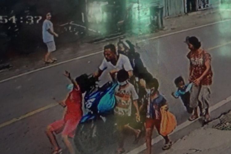 Tangkap layar video tabrak lari yang terjadi di Jalan Gomo, Kelurahan Saombo, Kecamatan Gunungsitoli, Kota Gunungsitoli, Sumatera Utara, pada hari Minggu (9/1/2022).
Kecelakaan terekam kamera pengawas CCTV dan menjadi viral di sejumlah media sosial.