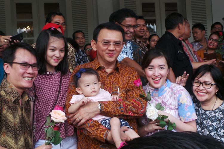 Gubernur DKI Jakarta Basuki Tjahaja Purnama atau Ahok ladeni foto warga di Pendopo Balai Kota DKI Jakarta, Jumat (21/4/2017).