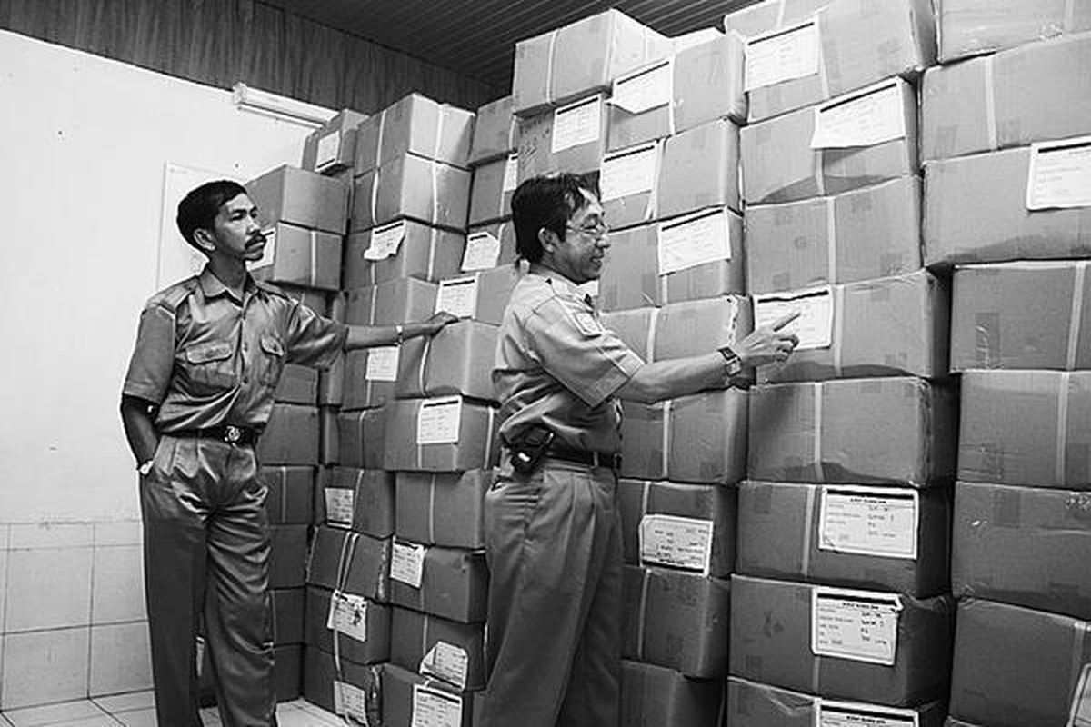 Anggota Staf KPU Kota Palembang memeriksa tumpukan surat suara DPR yang disimpan di salah satu ruangan Kantor KPU Kota Palembang, Senin lalu. KPU Kota Palembang akan segera memulai pelipatan surat suara yang jumlah seluruhnya mencapai 4,3 juta lembar.  