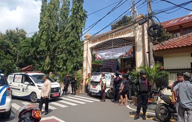 Terjadi ledakan di SMAN 72 Jakarta Utara pada Jumat (7/11/2025) siang. Ledakan itu menimbulkan tujuh korban luka-luka. Ledakan terjadi di area masjid saat shalat Jumat berlangsung.