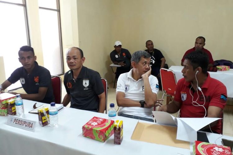 Pelatih baru Persipura Liestadi bersama Manajer Tim Rudi Maswi serta Media Officer Bento Madubun di  Stadion Mandala Jayapura, Senin (17/4/2017)